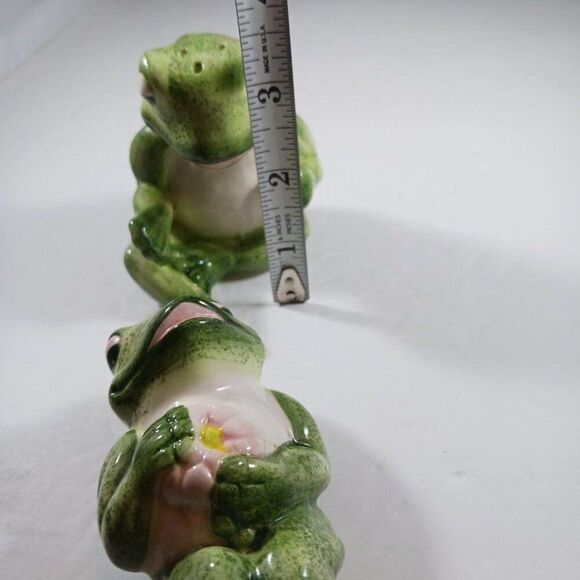Vintage Green Frog in Love Salt And Pepper Shakers - Picture 5 of 12